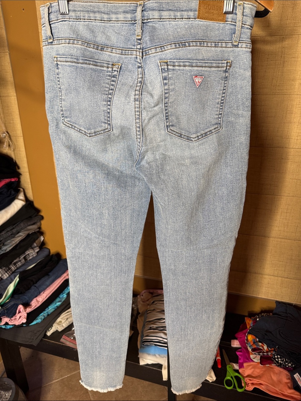 GUESS Light Wash Frayed Hem Ankle Jeans Size 27 Stretch Denim - Picture 4 of 8
